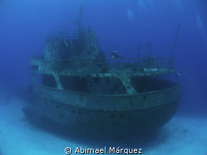 Evelio exploring the wreck by Abimael Márquez 
